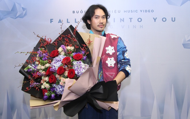 Lý Quí Khánh mang hoa tự cắm đến mừng Quang Vinh ra mắt MV mới - Ảnh 5.