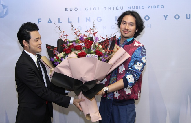 Lý Quí Khánh mang hoa tự cắm đến mừng Quang Vinh ra mắt MV mới - Ảnh 4.