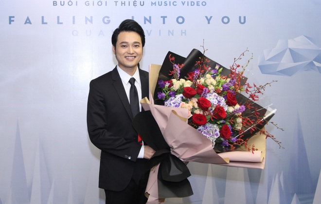 Lý Quí Khánh mang hoa tự cắm đến mừng Quang Vinh ra mắt MV mới - Ảnh 3.