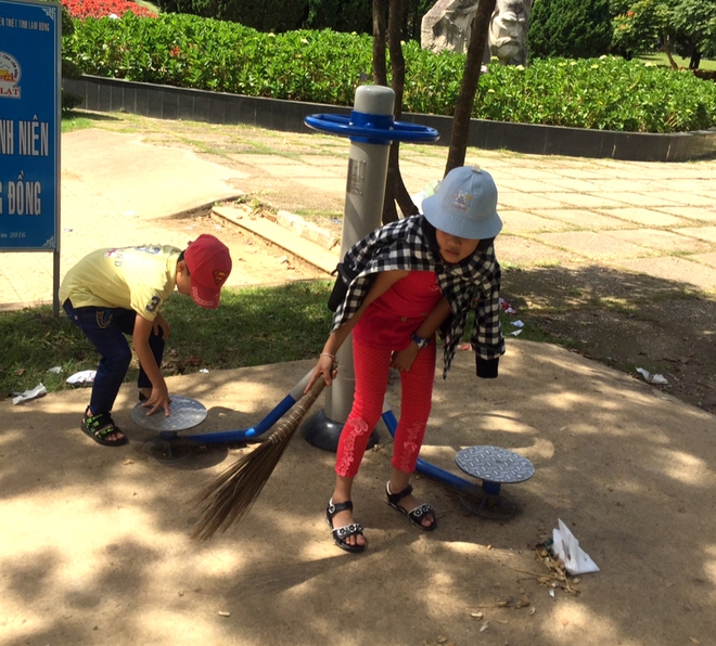 Hình ảnh đẹp: Khách nước ngoài và bạn trẻ Đà Lạt cùng thu dọn rác thải ở công viên hậu nghỉ lễ 2/9 - Ảnh 4.