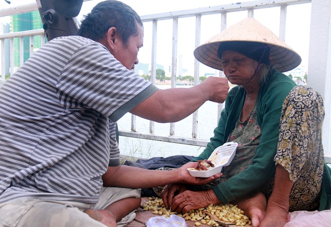 Con trai tật nguyền 30 năm chở mẹ rong ruổi mưu sinh khắp đường phố Đà Nẵng - Ảnh 6.