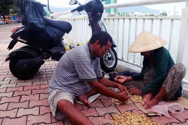 Con trai tật nguyền 30 năm chở mẹ rong ruổi mưu sinh khắp đường phố Đà Nẵng - Ảnh 9.