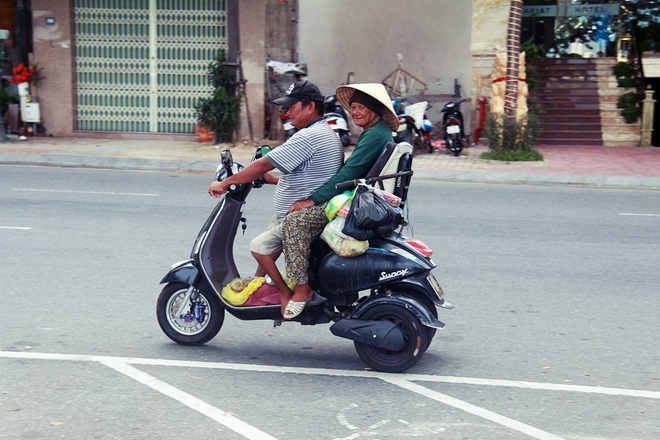 Con trai tật nguyền 30 năm chở mẹ rong ruổi mưu sinh khắp đường phố Đà Nẵng - Ảnh 1.