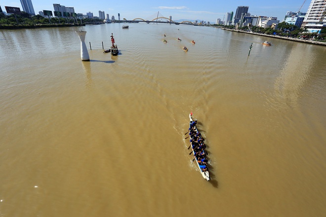 Hàng nghìn người Đà Nẵng đội nắng đổ ra sông Hàn xem đua thuyền ngày 2/9 - Ảnh 14.