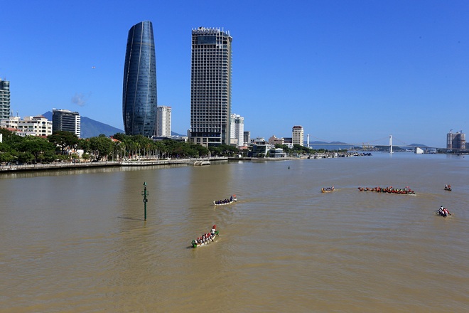 Hàng nghìn người Đà Nẵng đội nắng đổ ra sông Hàn xem đua thuyền ngày 2/9 - Ảnh 3.
