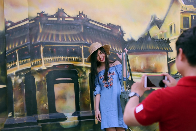 Bức tường cũ kỹ dài 60m bỗng biến thành những bức tranh phong cảnh quê hương 3 miền giữa Sài Gòn - Ảnh 9.