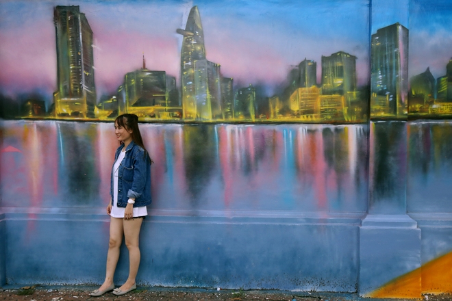 Bức tường cũ kỹ dài 60m bỗng biến thành những bức tranh phong cảnh quê hương 3 miền giữa Sài Gòn - Ảnh 10.