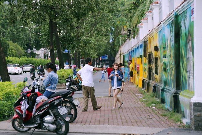 Bức tường cũ kỹ dài 60m bỗng biến thành những bức tranh phong cảnh quê hương 3 miền giữa Sài Gòn - Ảnh 2.
