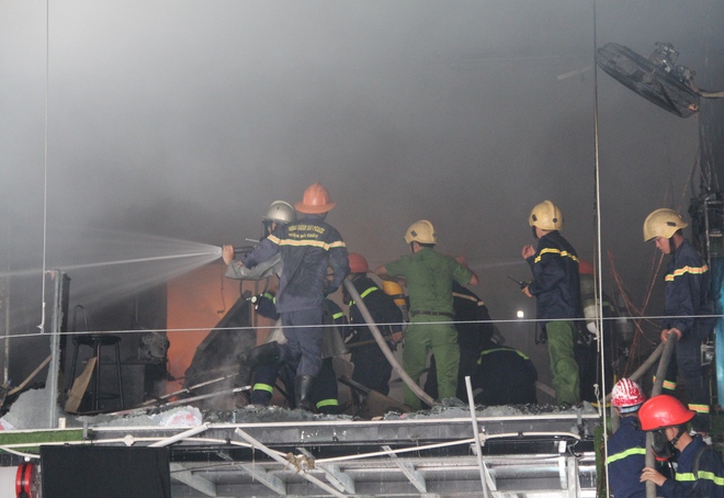 Đà Nẵng: Cháy lớn tại gara ôtô, nhiều người hốt hoảng bỏ chạy - Ảnh 2.
