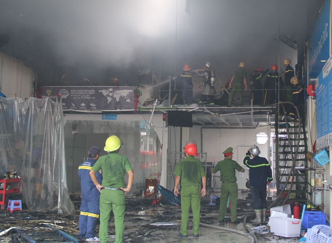 Đà Nẵng: Cháy lớn tại gara ôtô, nhiều người hốt hoảng bỏ chạy - Ảnh 4.