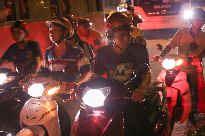 Giao th&ocirc;ng &ugrave;n tắc nghi&ecirc;m trọng từ chiều đến tối, kh&aacute;ch xuống xe v&aacute;c balo chạy bộ v&agrave;o bến xe lớn nhất S&agrave;i G&ograve;n - Ảnh 3.