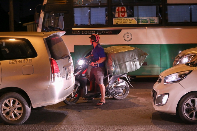 Giao thông ùn tắc nghiêm trọng từ chiều đến tối, khách xuống xe vác balo chạy bộ vào bến xe lớn nhất Sài Gòn - Ảnh 15.