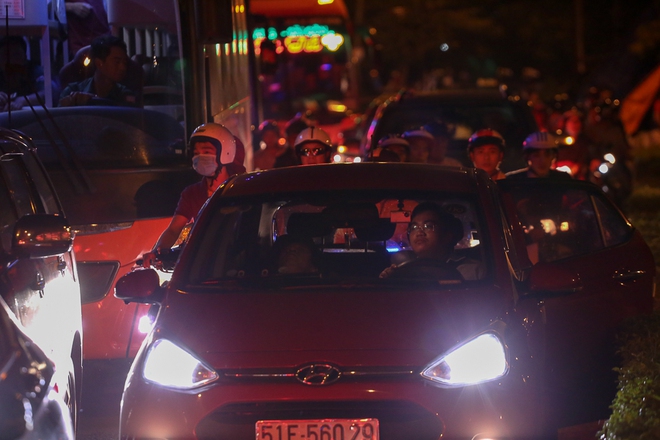 Giao thông ùn tắc nghiêm trọng từ chiều đến tối, khách xuống xe vác balo chạy bộ vào bến xe lớn nhất Sài Gòn - Ảnh 12.