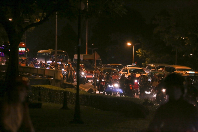 Giao thông ùn tắc nghiêm trọng từ chiều đến tối, khách xuống xe vác balo chạy bộ vào bến xe lớn nhất Sài Gòn - Ảnh 10.