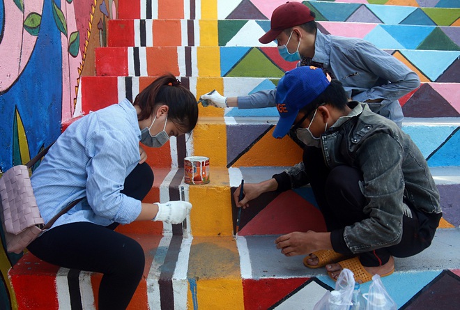Khách Tây bỏ tiền cùng sinh viên Đà Nẵng biến bãi rác thành tranh tường đầy màu sắc - Ảnh 8.