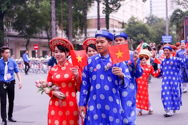 Chú rể bật khóc vì hạnh phúc trong Lễ cưới tập thể của 100 đôi uyên ương ở Sài Gòn - Ảnh 7.