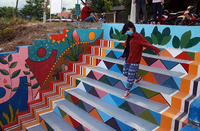 Khách Tây bỏ tiền cùng sinh viên Đà Nẵng biến bãi rác thành tranh tường đầy màu sắc - Ảnh 1.