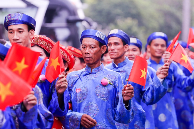 Ch&uacute; rể bật kh&oacute;c v&igrave; hạnh ph&uacute;c trong Lễ cưới tập thể của 100 đ&ocirc;i uy&ecirc;n ương ở S&agrave;i G&ograve;n - Ảnh 5.