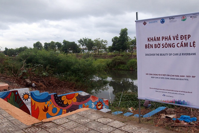 Khách Tây bỏ tiền cùng sinh viên Đà Nẵng biến bãi rác thành tranh tường đầy màu sắc - Ảnh 11.