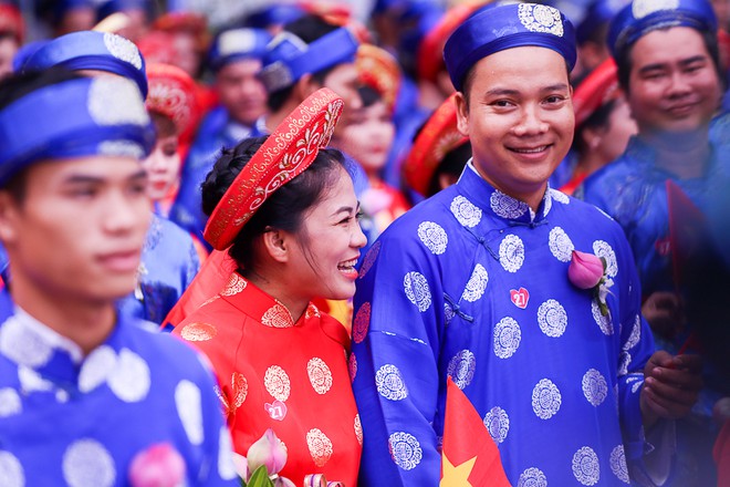 Ch&uacute; rể bật kh&oacute;c v&igrave; hạnh ph&uacute;c trong Lễ cưới tập thể của 100 đ&ocirc;i uy&ecirc;n ương ở S&agrave;i G&ograve;n - Ảnh 13.