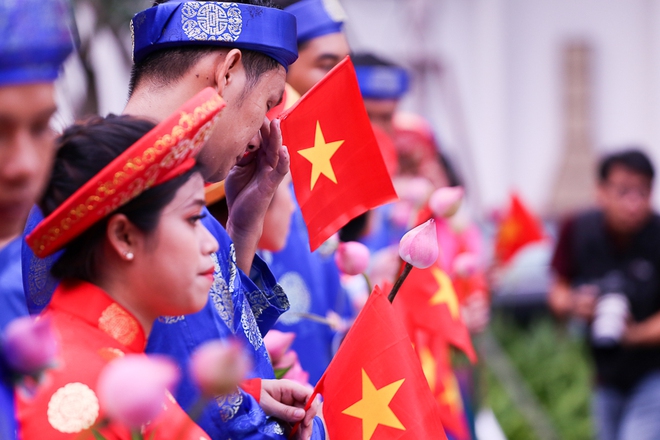 Ch&uacute; rể bật kh&oacute;c v&igrave; hạnh ph&uacute;c trong Lễ cưới tập thể của 100 đ&ocirc;i uy&ecirc;n ương ở S&agrave;i G&ograve;n - Ảnh 11.