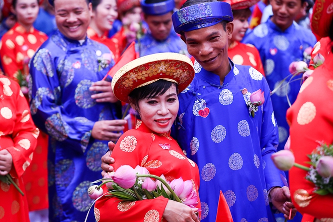 Ch&uacute; rể bật kh&oacute;c v&igrave; hạnh ph&uacute;c trong Lễ cưới tập thể của 100 đ&ocirc;i uy&ecirc;n ương ở S&agrave;i G&ograve;n - Ảnh 14.
