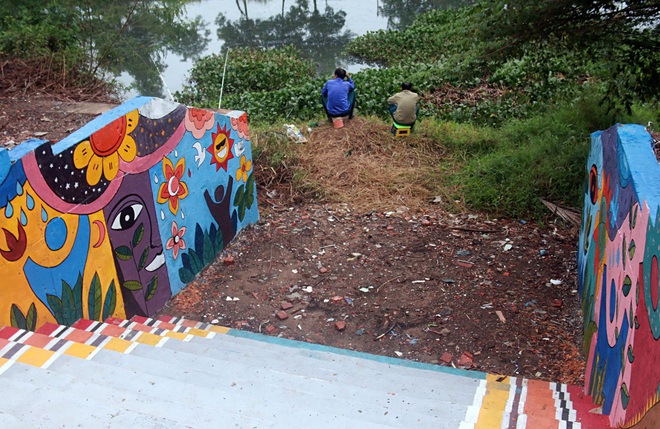 Khách Tây bỏ tiền cùng sinh viên Đà Nẵng biến bãi rác thành tranh tường đầy màu sắc - Ảnh 10.
