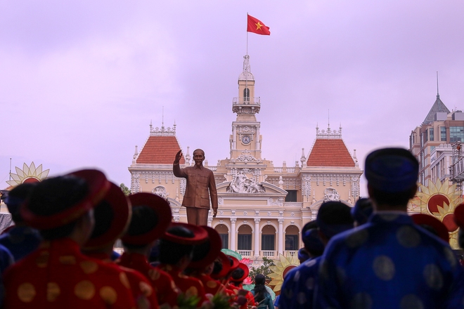 Ch&uacute; rể bật kh&oacute;c v&igrave; hạnh ph&uacute;c trong Lễ cưới tập thể của 100 đ&ocirc;i uy&ecirc;n ương ở S&agrave;i G&ograve;n - Ảnh 9.