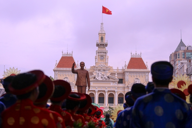 Chú rể bật khóc vì hạnh phúc trong Lễ cưới tập thể của 100 đôi uyên ương ở Sài Gòn - Ảnh 9.