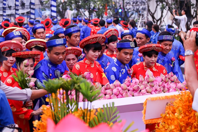 Chú rể bật khóc vì hạnh phúc trong Lễ cưới tập thể của 100 đôi uyên ương ở Sài Gòn - Ảnh 16.