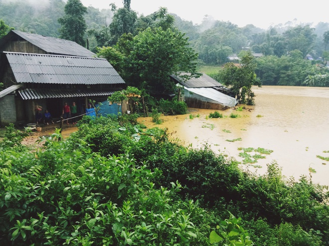 L&agrave;o Cai: Mưa lớn c&ocirc; lập ho&agrave;n to&agrave;n 150 hộ d&acirc;n ở Mường Khương, b&agrave; con chế b&egrave; vượt lũ - Ảnh 2.