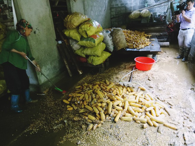 L&agrave;o Cai: Mưa lớn c&ocirc; lập ho&agrave;n to&agrave;n 150 hộ d&acirc;n ở Mường Khương, b&agrave; con chế b&egrave; vượt lũ - Ảnh 6.