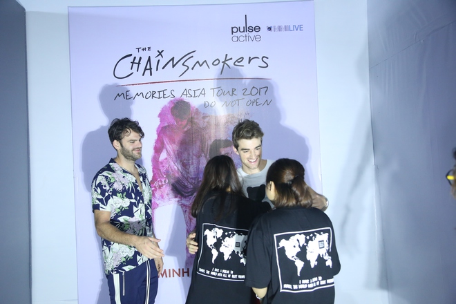 Là siêu sao quốc tế, nhưng The Chainsmokers vẫn siêu thân thiện, ôm chầm lấy fan Việt trong buổi M&G - Ảnh 1.