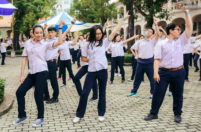 Teen chuyên Lê Hồng Phong (TP.HCM) và màn nhảy flashmob tập thể đầy cảm xúc trong lễ bế giảng - Ảnh 8.