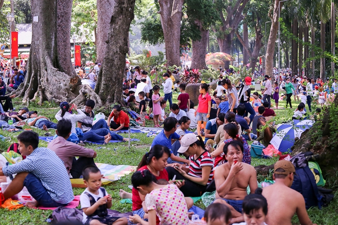 Hàng nghìn người đổ về Thảo Cầm Viên Sài Gòn dựng lều, mắc võng trốn nắng gắt trong ngày lễ 2/9 - Ảnh 3.