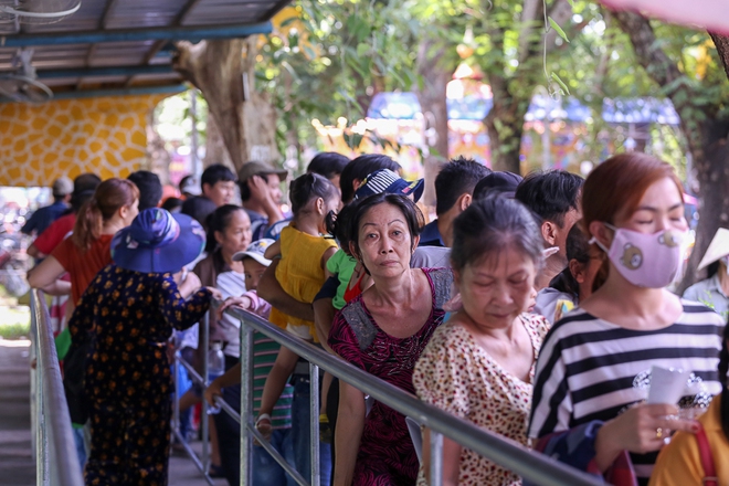 Hàng nghìn người đổ về Thảo Cầm Viên Sài Gòn dựng lều, mắc võng trốn nắng gắt trong ngày lễ 2/9 - Ảnh 16.