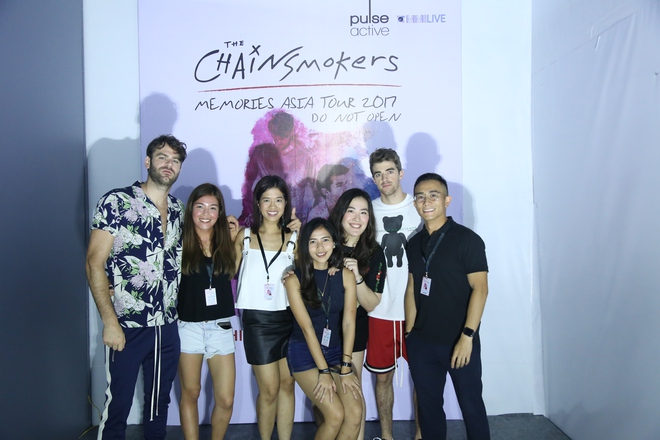 L&agrave; si&ecirc;u sao quốc tế, nhưng The Chainsmokers vẫn si&ecirc;u th&acirc;n thiện, &ocirc;m chầm lấy fan Việt trong buổi M&G - Ảnh 10.