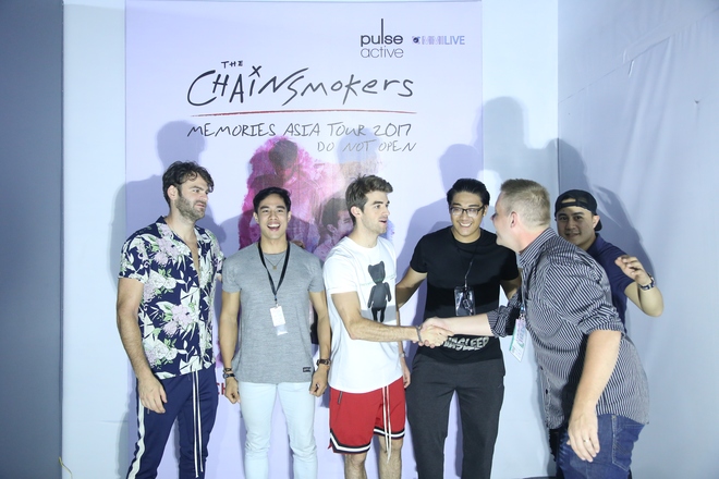 Là siêu sao quốc tế, nhưng The Chainsmokers vẫn siêu thân thiện, ôm chầm lấy fan Việt trong buổi M&G - Ảnh 11.