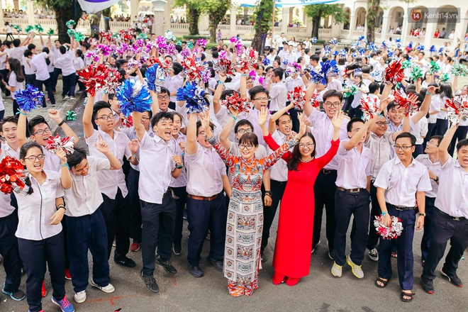 Teen chuyên Lê Hồng Phong (TP.HCM) và màn nhảy flashmob tập thể đầy cảm xúc trong lễ bế giảng - Ảnh 1.