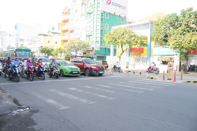 CSGT tuy&ecirc;n truyền ph&aacute;t loa chống &ugrave;n tắc giao th&ocirc;ng ở S&agrave;i G&ograve;n - Ảnh 3.