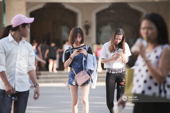 Clip: Thói quen đi bộ thời công nghệ đáng lo ngại của giới trẻ: Tay cầm điện thoại, mắt dán màn hình! - Ảnh 3.