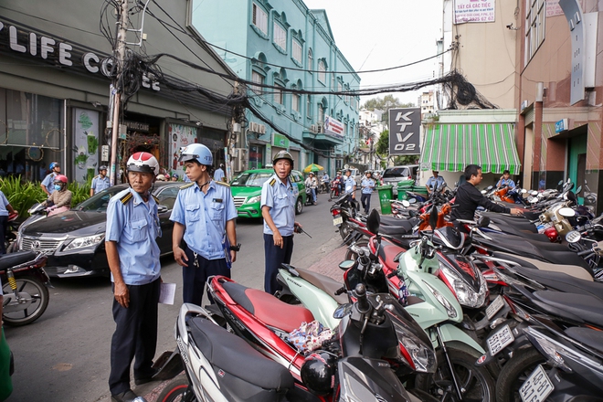 Người bán hàng rong ở Sài Gòn nói gì về đề xuất cho thuê vỉa hè với giá 100 nghìn đồng mỗi m2? - Ảnh 1.