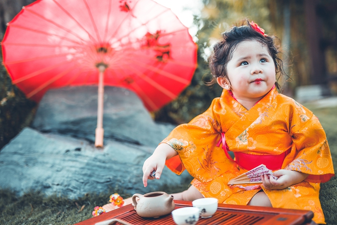 Tan chảy trước độ dễ thương của c&ocirc; b&eacute; Việt 2 tuổi m&aacute; ph&iacute;nh diện Kimono, t&oacute;c tơ c&agrave;i hoa - Ảnh 5.