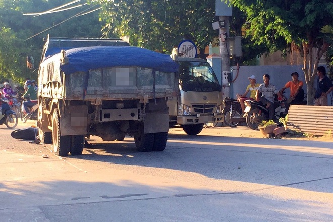 Quảng Nam: Xe máy va chạm với xe tải, 2 nam thanh niên nguy kịch - Ảnh 2.