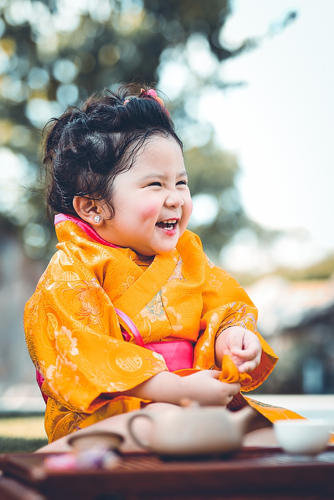 Tan chảy trước độ dễ thương của cô bé Việt 2 tuổi má phính diện Kimono, tóc tơ cài hoa - Ảnh 1.