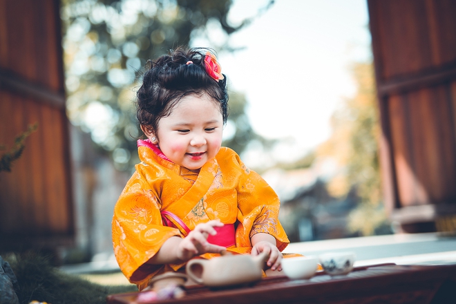 Tan chảy trước độ dễ thương của c&ocirc; b&eacute; Việt 2 tuổi m&aacute; ph&iacute;nh diện Kimono, t&oacute;c tơ c&agrave;i hoa - Ảnh 4.