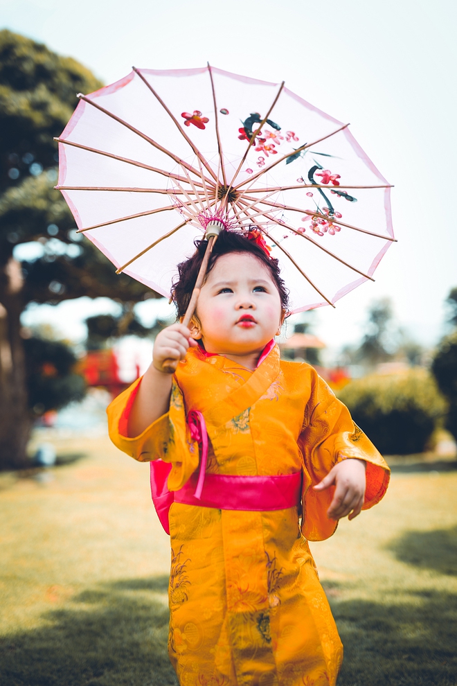 Tan chảy trước độ dễ thương của c&ocirc; b&eacute; Việt 2 tuổi m&aacute; ph&iacute;nh diện Kimono, t&oacute;c tơ c&agrave;i hoa - Ảnh 8.