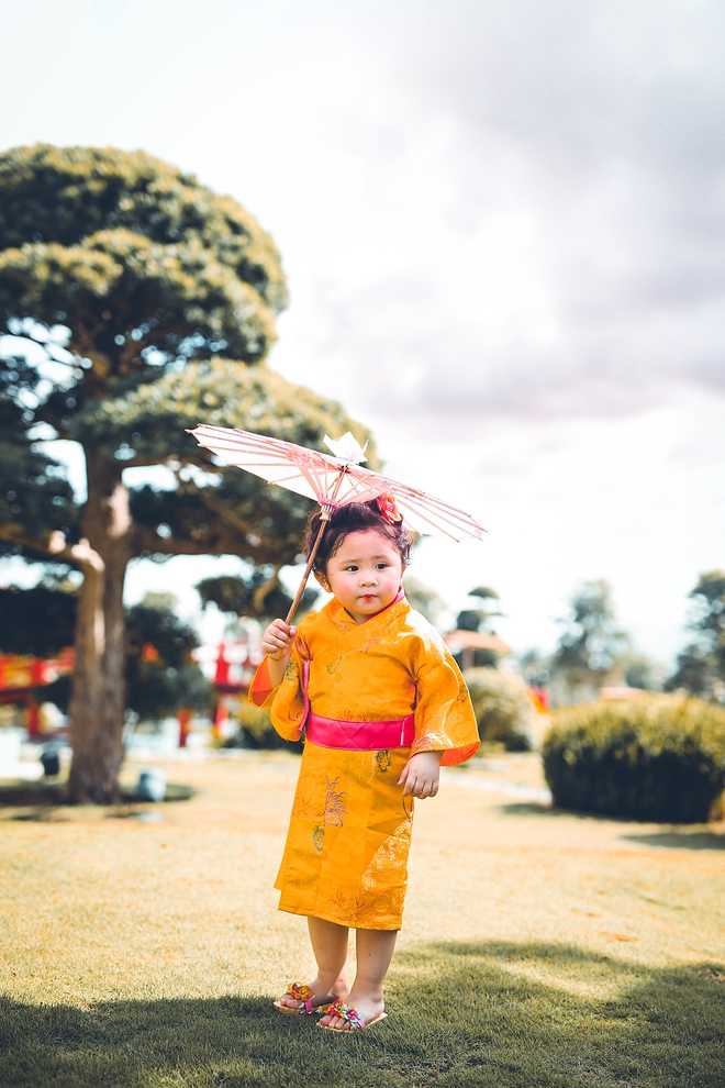 Tan chảy trước độ dễ thương của c&ocirc; b&eacute; Việt 2 tuổi m&aacute; ph&iacute;nh diện Kimono, t&oacute;c tơ c&agrave;i hoa - Ảnh 9.