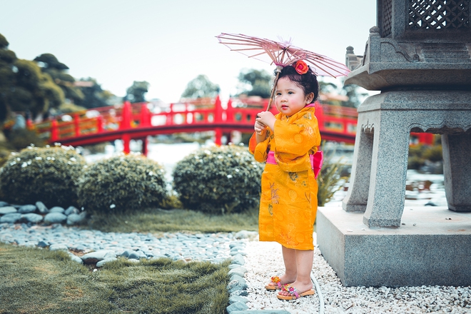 Tan chảy trước độ dễ thương của c&ocirc; b&eacute; Việt 2 tuổi m&aacute; ph&iacute;nh diện Kimono, t&oacute;c tơ c&agrave;i hoa - Ảnh 10.