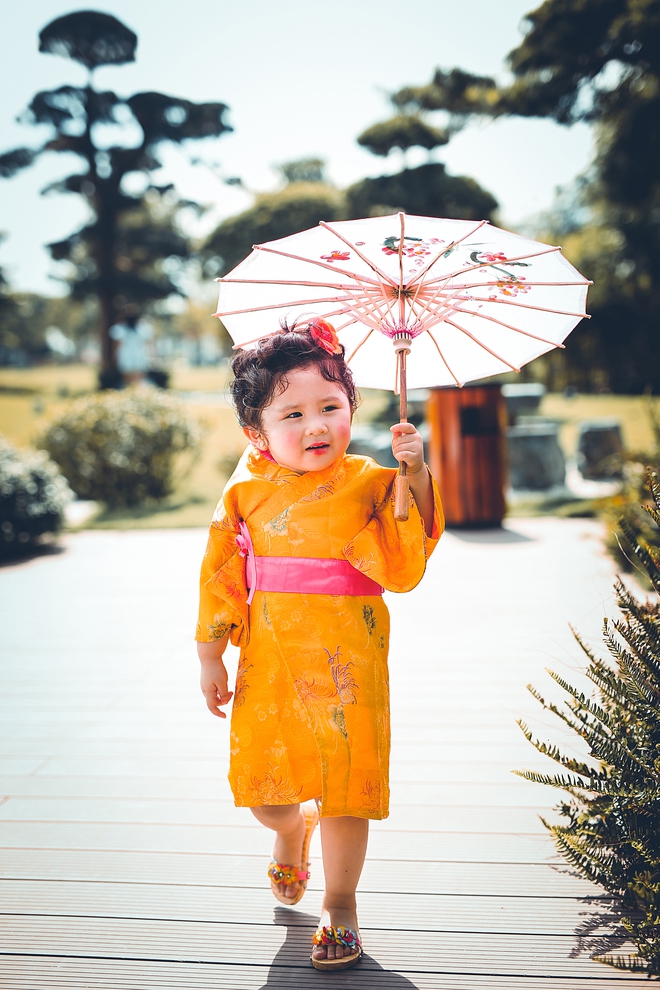 Tan chảy trước độ dễ thương của c&ocirc; b&eacute; Việt 2 tuổi m&aacute; ph&iacute;nh diện Kimono, t&oacute;c tơ c&agrave;i hoa - Ảnh 2.